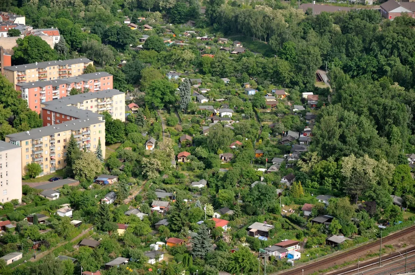 Городские мини-дачи кляйнгартены в центре Берлина с высоты птичьего полета
