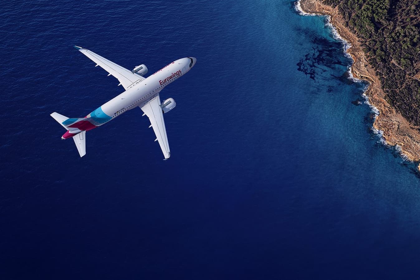 Один из лайнеров Airbus A320 авиакомпании Eurowings в полете над морем — перевозчик нанесет имена обычных людей на четыре таких самолета.