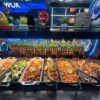 Азиатский шведский стол с морепродуктами в ресторане во Франции, где ввели штраф 10 евро за недоеденную еду на тарелке