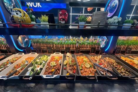 Азиатский шведский стол с морепродуктами в ресторане во Франции, где ввели штраф 10 евро за недоеденную еду на тарелке