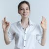 Старшеклассница показывает жесты руками на уроке жестового языка в австрийской школе