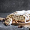 Нарезанная выпечка штоллен на глубоком сером фоне